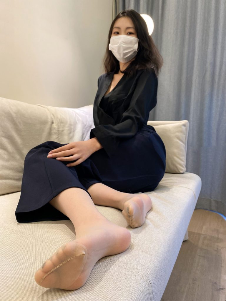YJ013私密空间：黑装与丝袜的优雅叙事-靓图汇