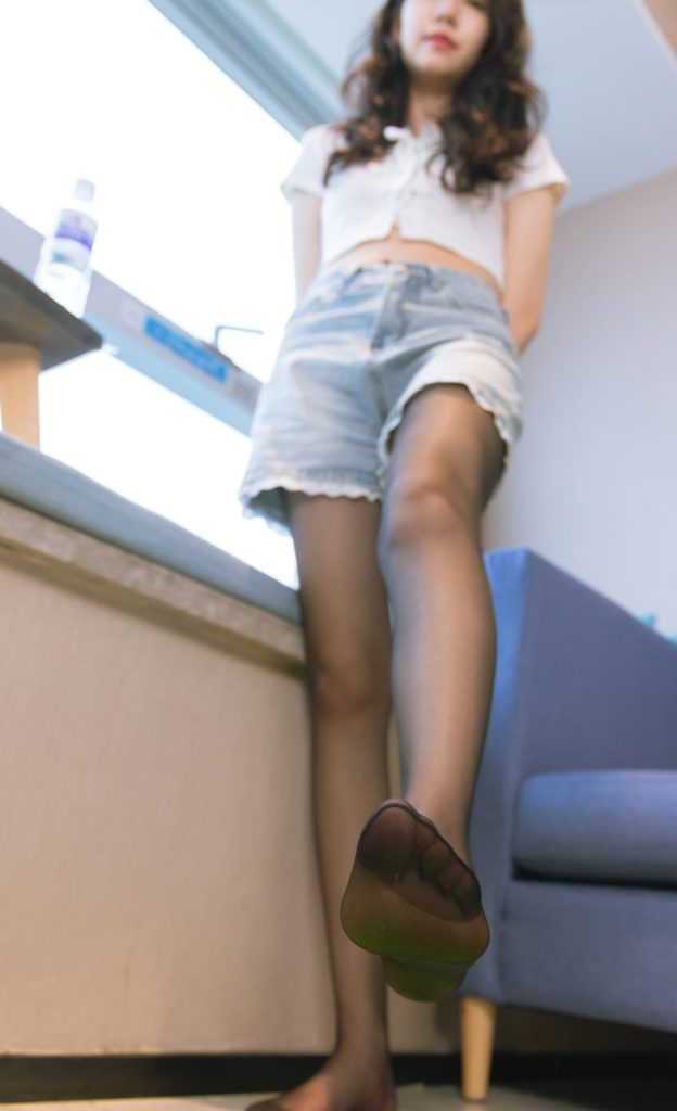 图片[3]-都市少女居家玩趣：黑丝牛仔与迷你城市的时尚碰撞