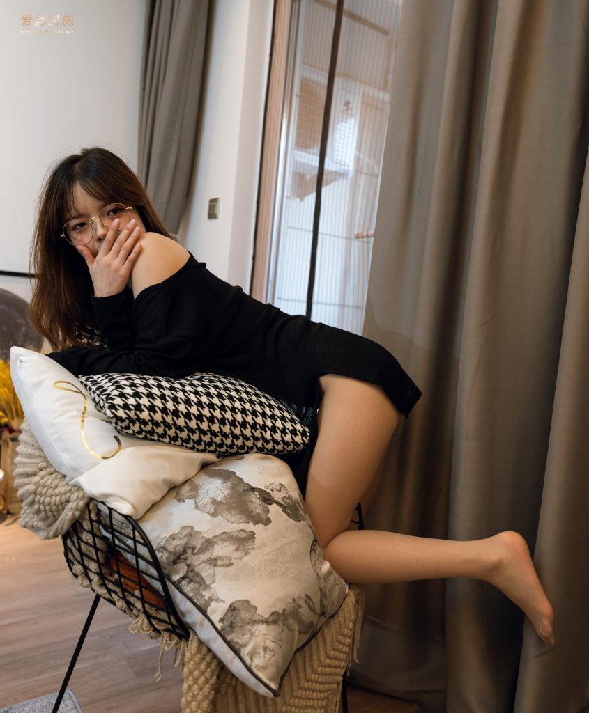图片[1]-轻奢居家写真：黑裙丝袜与质感空间的优雅邂逅