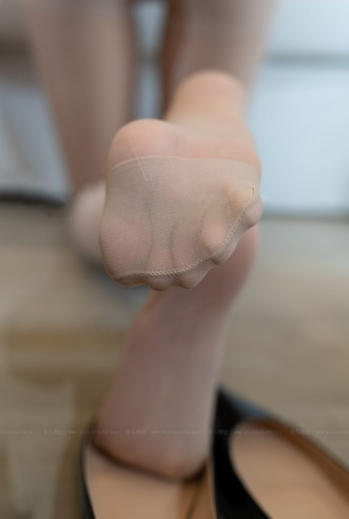 图片[3]-居家时尚：浅蓝针织衫与精致鞋履的优雅生活片段