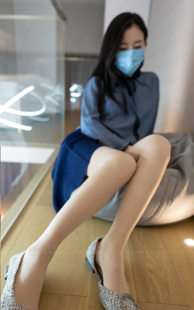 图片[1]-轻奢居家写真：撞色穿搭与质感空间的时尚融合