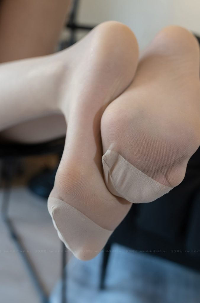 图片[2]-都市丽人居家写真：黑西装与丝袜的优雅碰撞