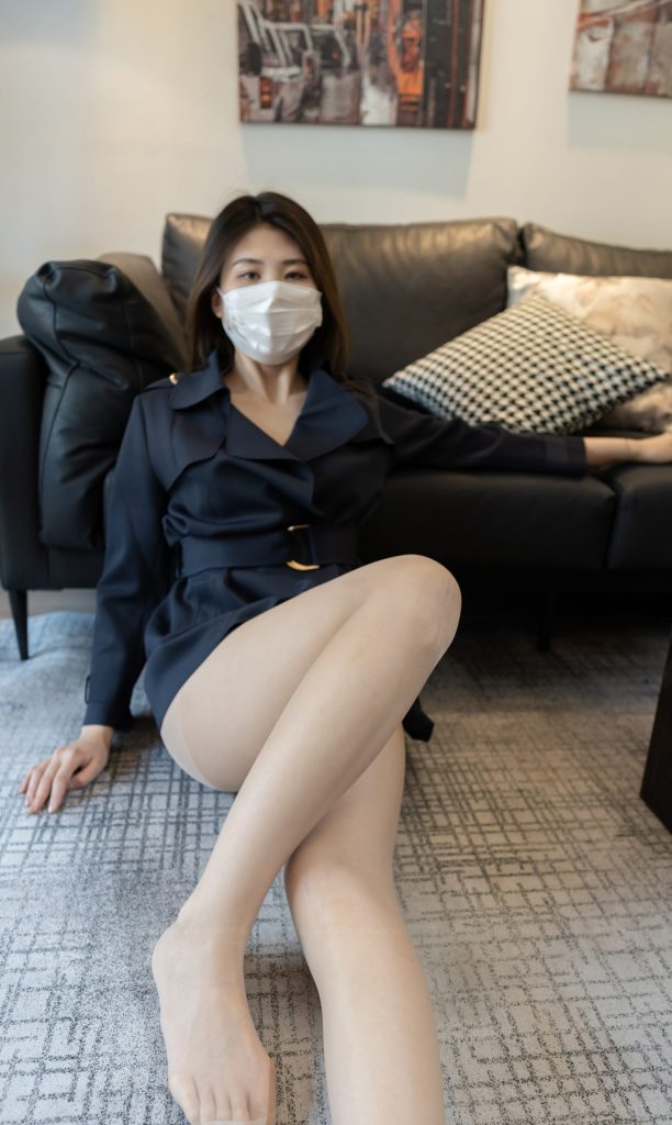 图片[3]-都市丽人居家写真：黑西装与丝袜的优雅碰撞