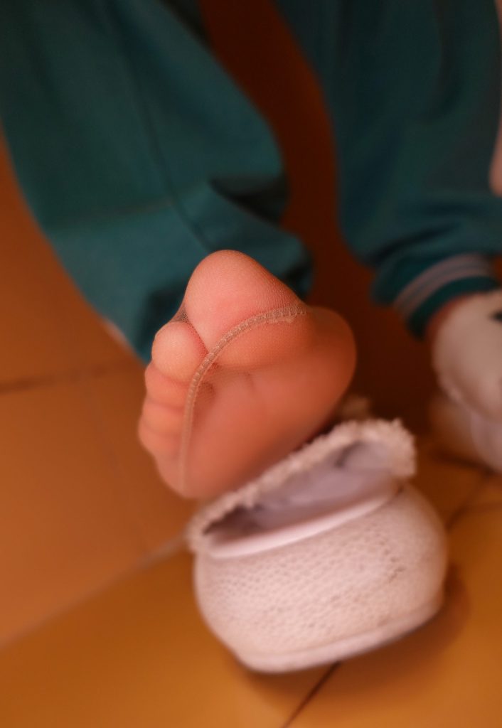 图片[2]-酒店客房的休闲时刻：舒适穿搭与私密空间的随性之美