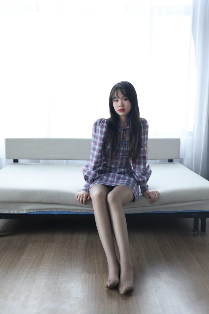 图片[2]-格纹裙与丝袜的卧室风情：少女的慵懒时尚独白