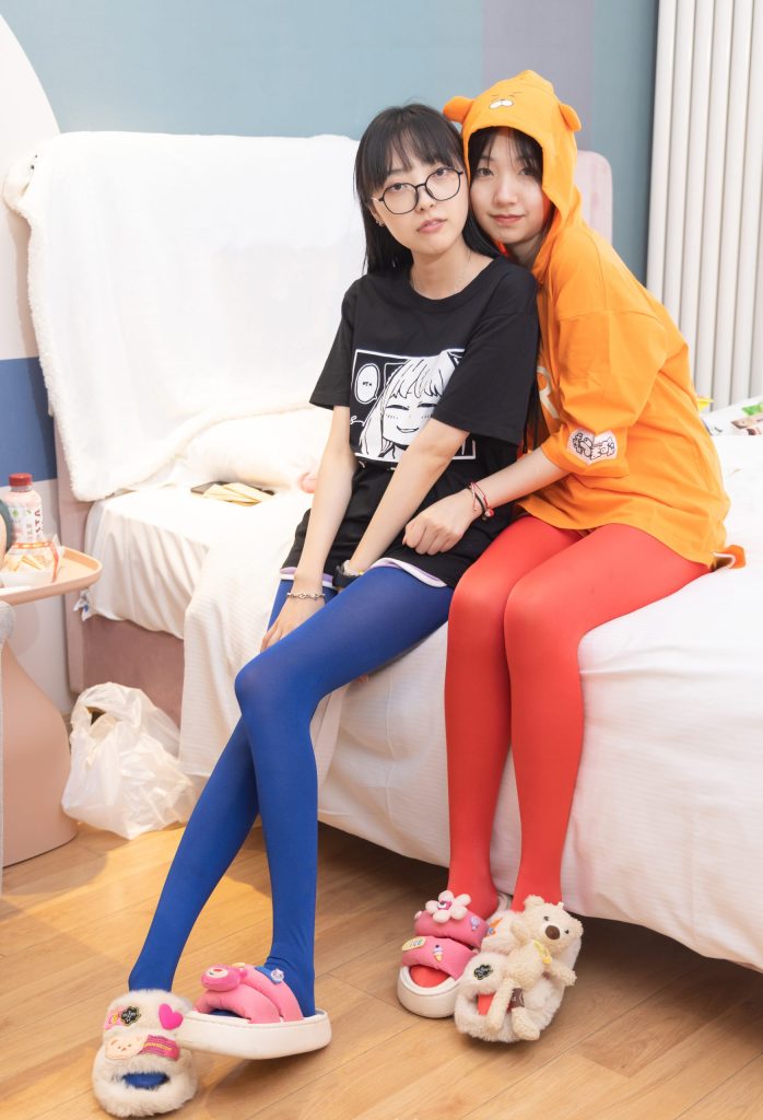 图片[1]-少女宅家与 JK 姐妹的多元风格穿搭趣味日常