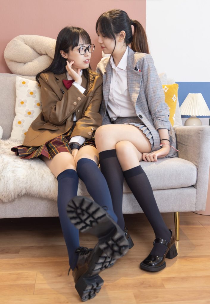 图片[2]-少女宅家与 JK 姐妹的多元风格穿搭趣味日常