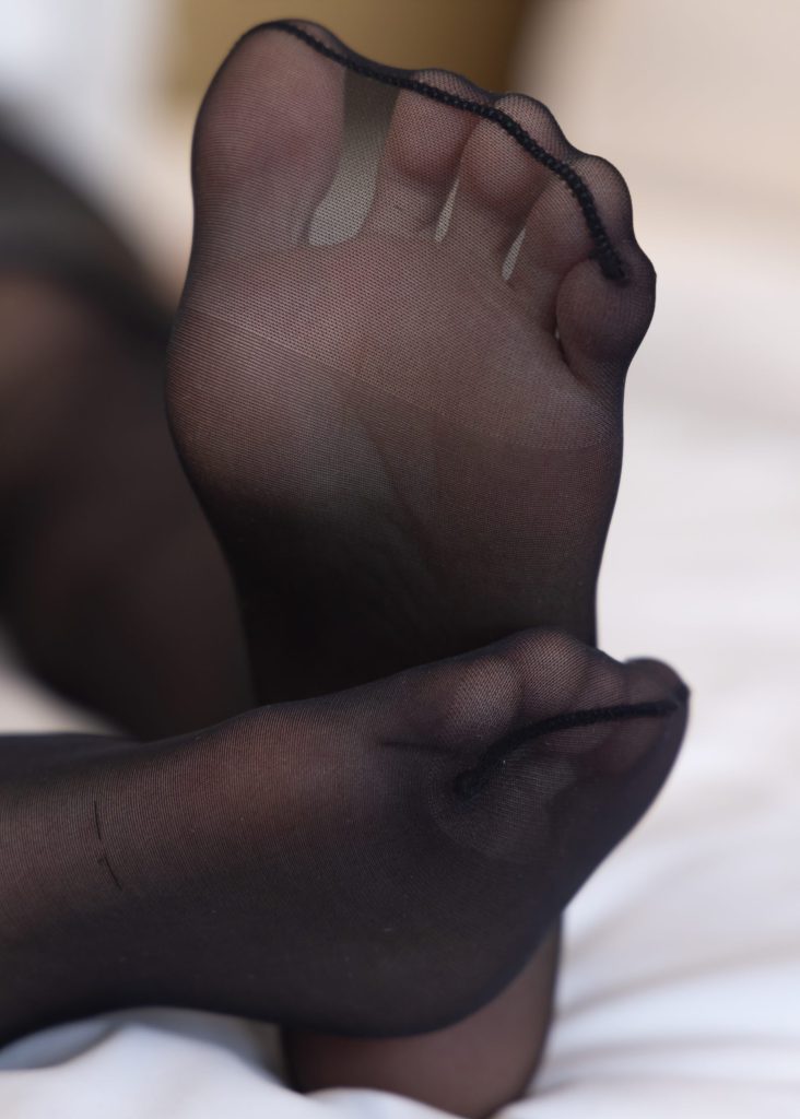 图片[3]-职场风少女居家写真：白衬衫皮裙与粉高跟鞋的优雅融合