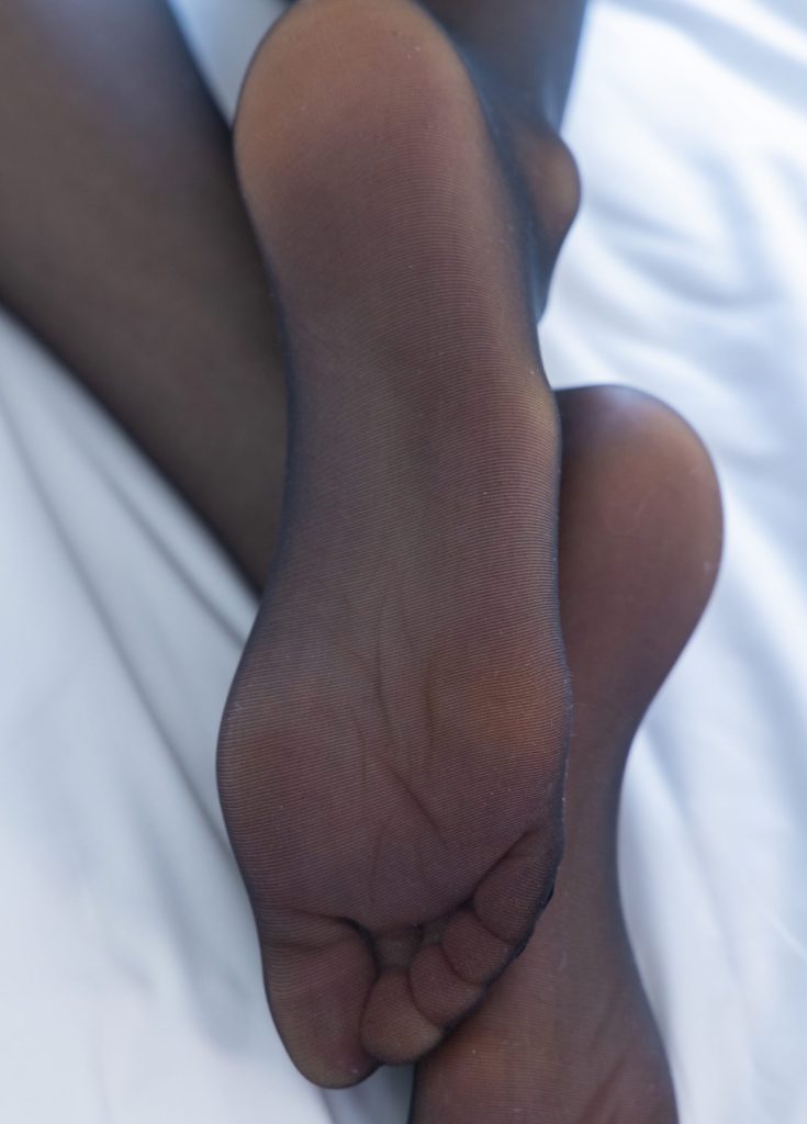 图片[3]-居家职场风写真：黑西装黑丝与简约空间的干练融合