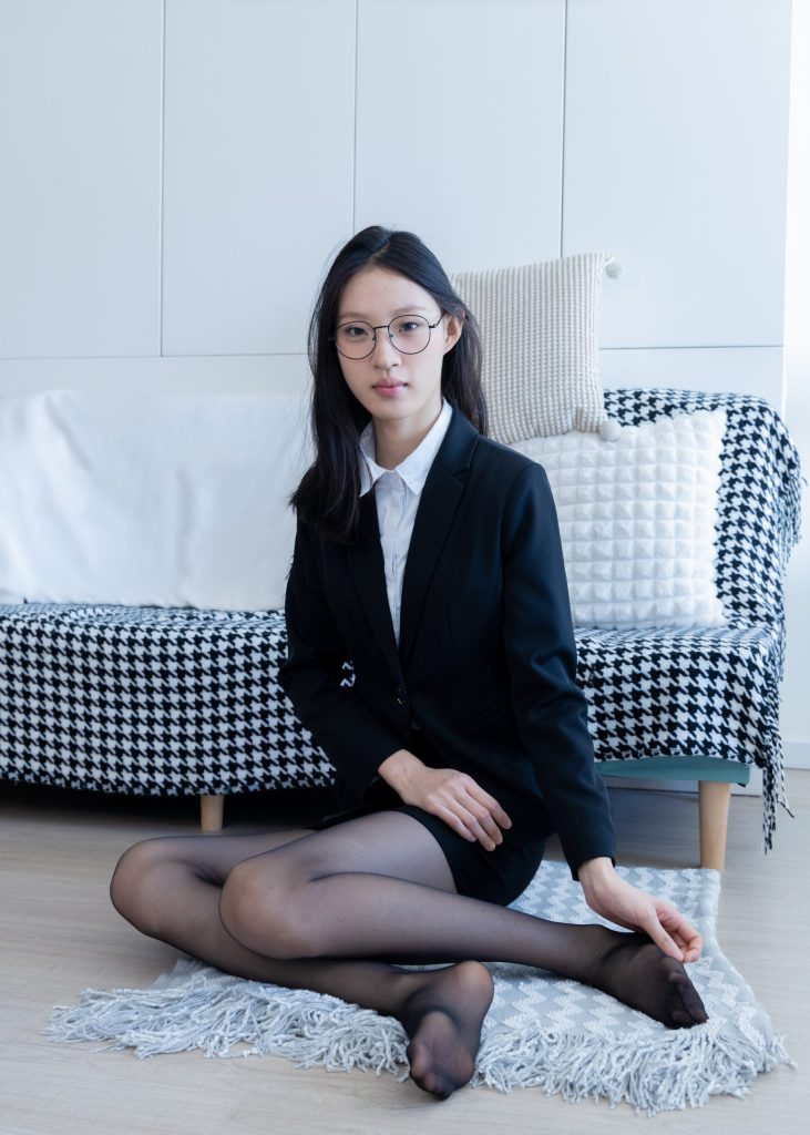 图片[2]-居家职场风写真：黑西装黑丝与简约空间的干练融合