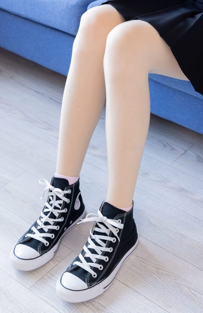 图片[2]-元气少女居家 JK 风：黑裙白衫与活力姿态的青春演绎