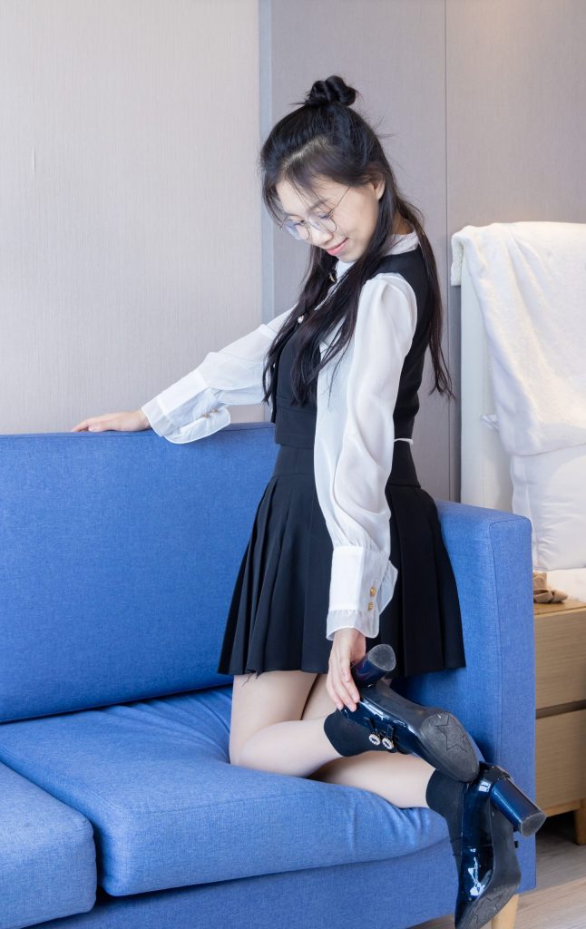 图片[3]-元气少女居家 JK 风：黑裙白衫与活力姿态的青春演绎