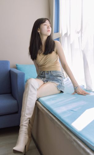 闺房时尚：过膝靴与休闲风的都市女性魅力呈现__Y2025002-靓图汇