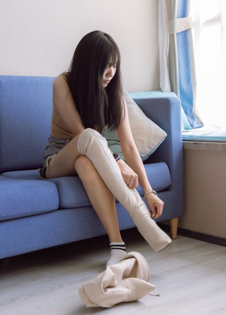 图片[3]-闺房时尚：过膝靴与休闲风的都市女性魅力呈现